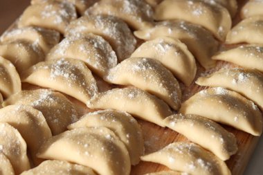 Çiğ köfte ve patates. Tahtadaki hamur tatlısı..