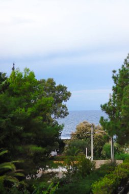 Yunanistan 'ın tarihi Vouliagmeni kasabasındaki Saronik Körfezi Ege Denizi manzaralı manzara.