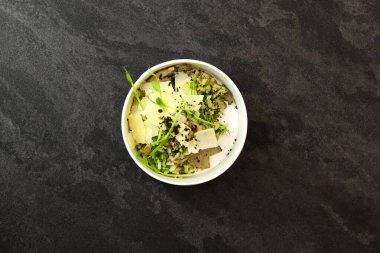 Mantarlı risotto ve siyah arka planda parmesan. Restoran yemeği teslimatı. Üst Manzara. Metin için boş alan. Sağlıklı gıda konsepti.