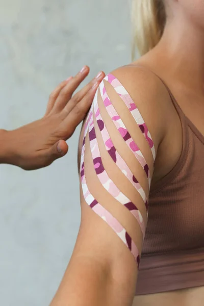 Treatment Shoulder Kinesio Tape — Zdjęcie stockowe