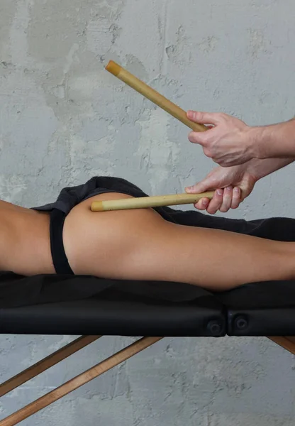 Massagem Com Paus Bambu Para Uma Jovem Masseur Faz Massagem — Fotografia de Stock