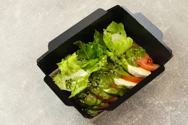 Taze İtalyan caprese salatası mozzarella ve gri arka planda domatesler..