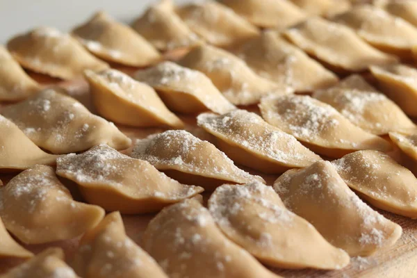 Çiğ köfte ve patates. Tahtadaki hamur tatlısı..