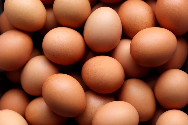 Arka planda bir sürü kırmızı tavuk yumurtası var..