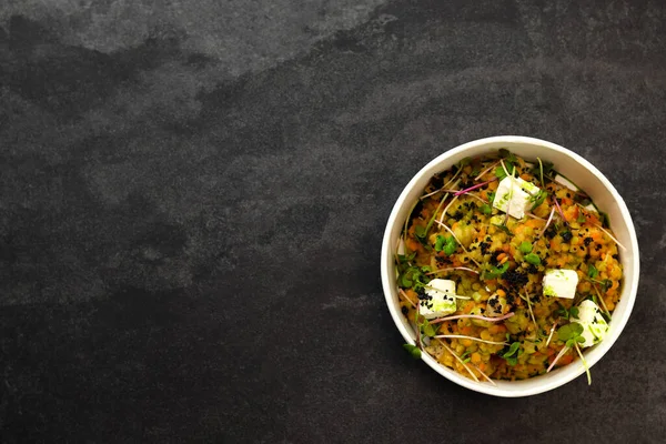 Sağlıklı kase, arka planda yaban pirinci, tavuk ve sebze. Gıda dağıtım hizmeti ve günlük istihkak kavramı.