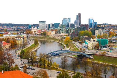 Castle Hill ve şafak Kulesi, Vilnius, Litvanya, Baltık ülkelerinden eski kasabada havadan görünümü