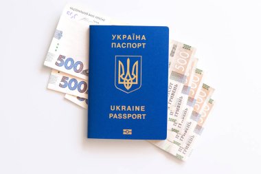 Ukrayna biyometrik pasaportu. Beyaz arka planda izole edilmiş parayla Ukrayna uluslararası pasaportu.