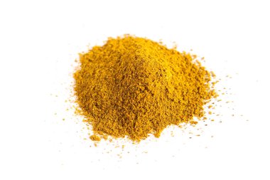 Beyaz arka planda izole edilmiş köri tozu yığını. Baharatlar ve bitkiler. Yakın çekim, üst görünüm.