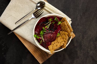 Humus. Teslimat için bir tabak ezilmiş nohut ya da internet mağazası. Karanlık bir geçmişle izole edilmiş. Sağlıklı yemek teslimatı konsepti..