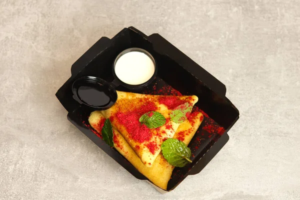 Gri arka planda meyveli krep, böğürtlen ve yoğurt. Sağlıklı yemek, restoran yemeği teslimatı. Üst Manzara. Metnin için boş yer.