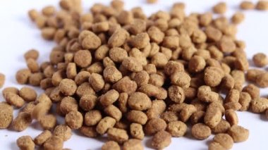 Kuru hayvan yemi beyaz arka plana düşer, üst görünüm.