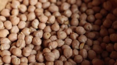 Nohuttan düşmeye yakın çekim. Stüdyoda tahıl ve tohum atıyorlar. Nohutları döktüğümüz makro görüntüler. Yemek pişirme videosu.
