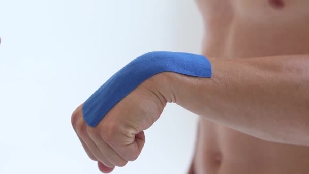 物理疗法治疗腕部疼痛 疼痛和紧张的治疗动力学带 竞技体育中的预防和治疗 手拿着运动学磁带 — 图库视频影像