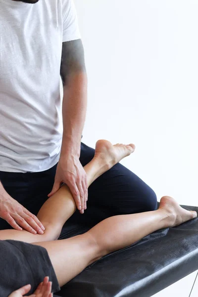 マッサージはスパセンターで行われます 緊張を解放するために女性のクライアントの脚に筋膜トリガーポイントのマッサージ リハビリテーション スポーツ療法医学 — ストック写真