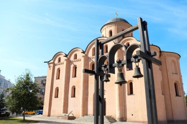 Kyiv, Ukrayna - 30 Ağustos 2019: The Pyrohoshcha Dormition of the Mother of God Church veya basitçe Pyrohoshcha Church. Tserkva Uspinnia Bohorodytsi Pyrohoshchoyi. Podil 'in Tarihi Mahallesi.