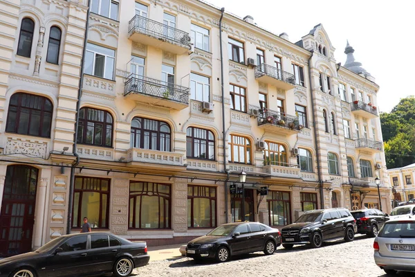 Kyiv, Ukrayna - 30 Ağustos 2019: Podil 'deki Kyiv şehrinin eski çağdaş tarihi renkli sokak binaları. Vozdvizhenka mahallesi çok renkli evler. Andrew 'un İnişi