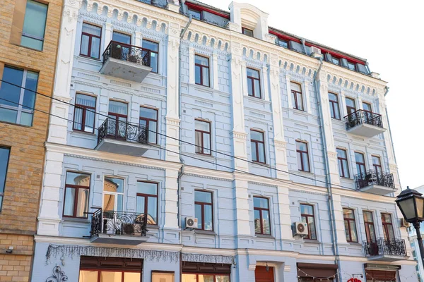 キエフ ウクライナ 8月30 2019 ポディルのキエフ市の旧近代的な歴史的な高級町のカラフルな通りの建物 Vozdvizhenka近所の多色の家 歴史地区 Podil — ストック写真