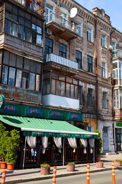 キエフ ウクライナ 8月30 2019 ポディルのキエフ市の旧近代的な歴史的な高級町のカラフルな通りの建物 Vozdvizhenka近所の多色の家 歴史地区 Podil — ストック写真