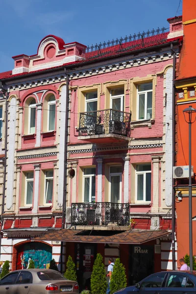 キエフ ウクライナ 8月30 2019 ポディルのキエフ市の旧近代的な歴史的な高級町のカラフルな通りの建物 Vozdvizhenka近所の多色の家 — ストック写真