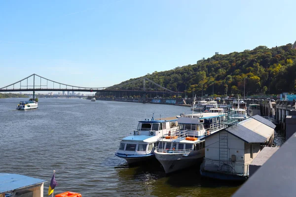 KYIV, UKRAINE - 30 Ağustos 2019: Podil Bölgesi 'ndeki Dnipro Nehri kıyısındaki Kiev Nehri liman binasının önündeki tekneler.