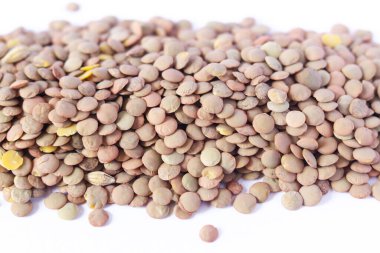 Beyaz arka planda izole edilmiş yeşil mercimek. Doğal organik mercimek. Üst Manzara. Boşluğu kopyala.