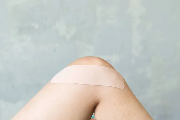 Physiotherapist Applying Kinesiology Tape Patient Knee Therapist Treating Young Female — Zdjęcie stockowe