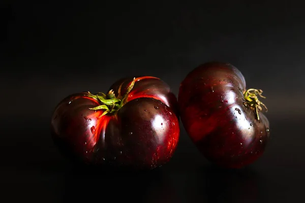 Fresh Ripe Black Tomatoes Isolated Dark Background Krim Kumato Tomato — Stockfoto
