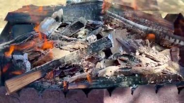 Kömürlü metal mangal. bbq Grill 'deki şenlik ateşinde yanan kömür kütüğünün alevi..