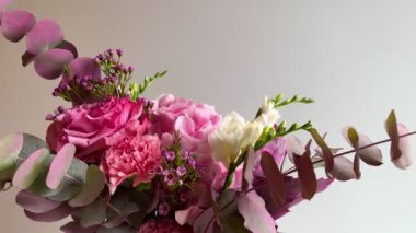 Güzel bir buket taze gül, karanfil, frezya, ortanca, okaliptüs taze pembe ve beyaz renkte, çiçek buketi yakın. Çiçek dükkanı konsepti.