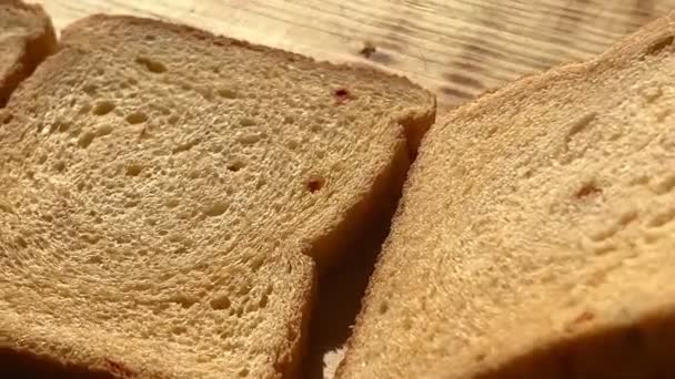 Chleb Krojony Tosty Suszonymi Pomidorami Drewnianej Tablicy Kuchennej Zbliżenie — Wideo stockowe