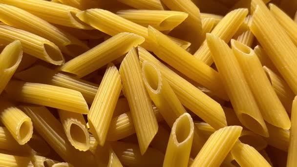 Rauwe Droge Penne Rigate Pasta Close — Stockvideo