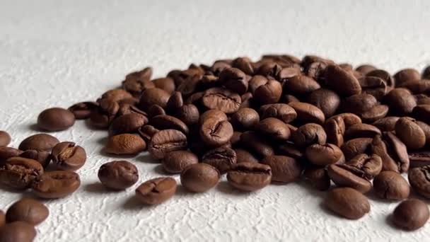 烤咖啡豆落在白色的背景上 靠近点有机咖啡种子 — 图库视频影像