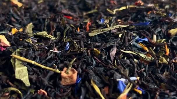 Fallende Getrocknete Schwarze Teeblätter Nahaufnahme — Stockvideo