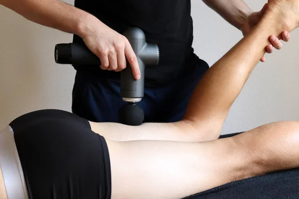 Massagem Percussão Esportes Sala Médica Ginásio Massagista Faz Exercícios Massagem — Fotografia de Stock