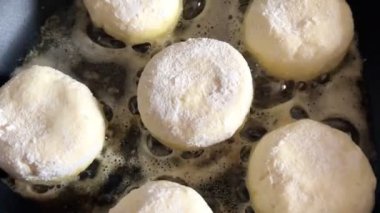 Süzme peynirli kekler yağlı bir tavada kızartılır. Kapat..