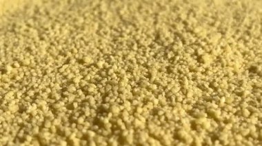 Çiğ kuskus filizleri. Vejetaryen sağlıklı yiyecek kavramı.