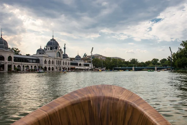 Güzel göl kenarında bina