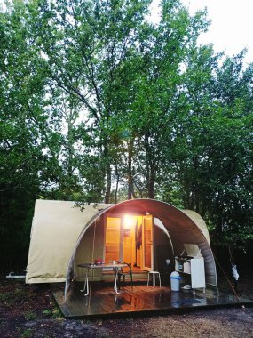 Minik bir çadırda kamp yapmak.