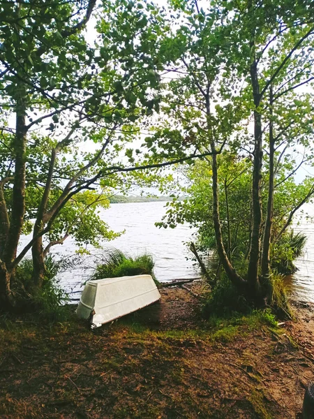 Tekne Gölün Kenarında Dinleniyor — Stok fotoğraf