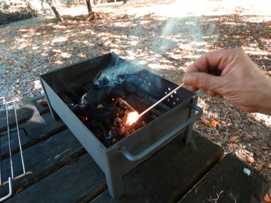Sonbaharda ağaçlar arasında güvenli barbekü ateşi