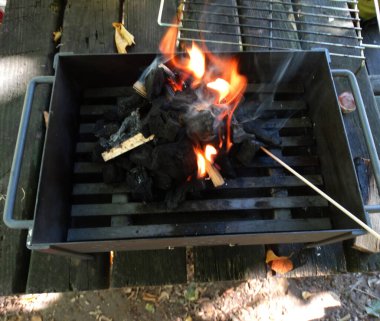 Sonbaharda açık alanda güvenli barbekü ateşi