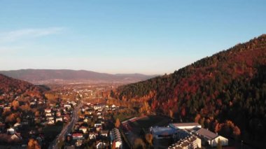 Mountain Town gün batımı. Yüksek kalite 4K hava görüntüsü 