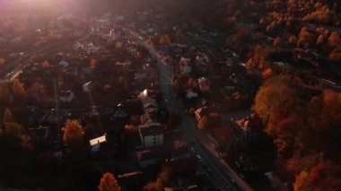 Mountain Town gün batımı. Yüksek kalite 4K hava görüntüsü 