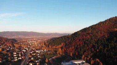 Mountain Town gün batımı. Yüksek kalite 4K hava görüntüsü 