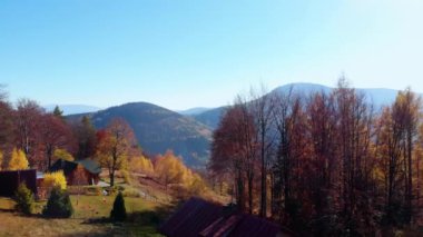 Mountain Town gün batımı. Yüksek kalite 4K hava görüntüsü 