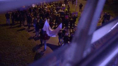 Gece Caddesi Prostest 'i, afişlerle. Yüksek kalite 4k görüntü