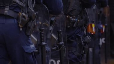 Gece Caddesi Prostest 'i, afişlerle. Yüksek kalite 4k görüntü yavaş çekim
