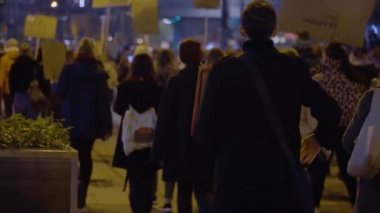 Gece Caddesi Prostest 'i, afişlerle. Yüksek kalite 4k görüntü