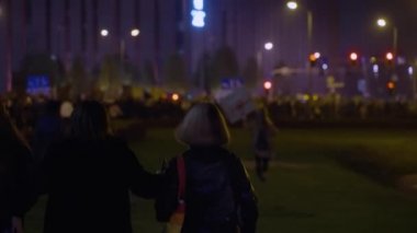 Gece Caddesi Prostest 'i, afişlerle. Yüksek kalite 4k görüntü