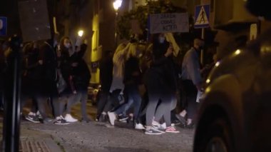 Gece Caddesi Prostest 'i, afişlerle. Yüksek kalite 4k görüntü